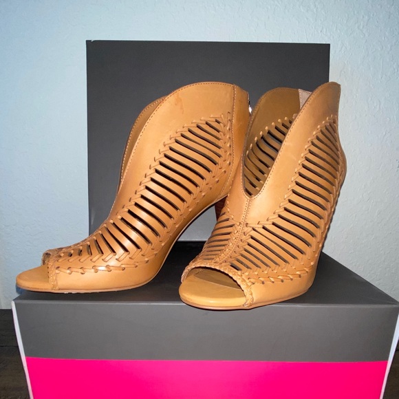 NEW Vince Camuto size 10 - Picture 2 of 6